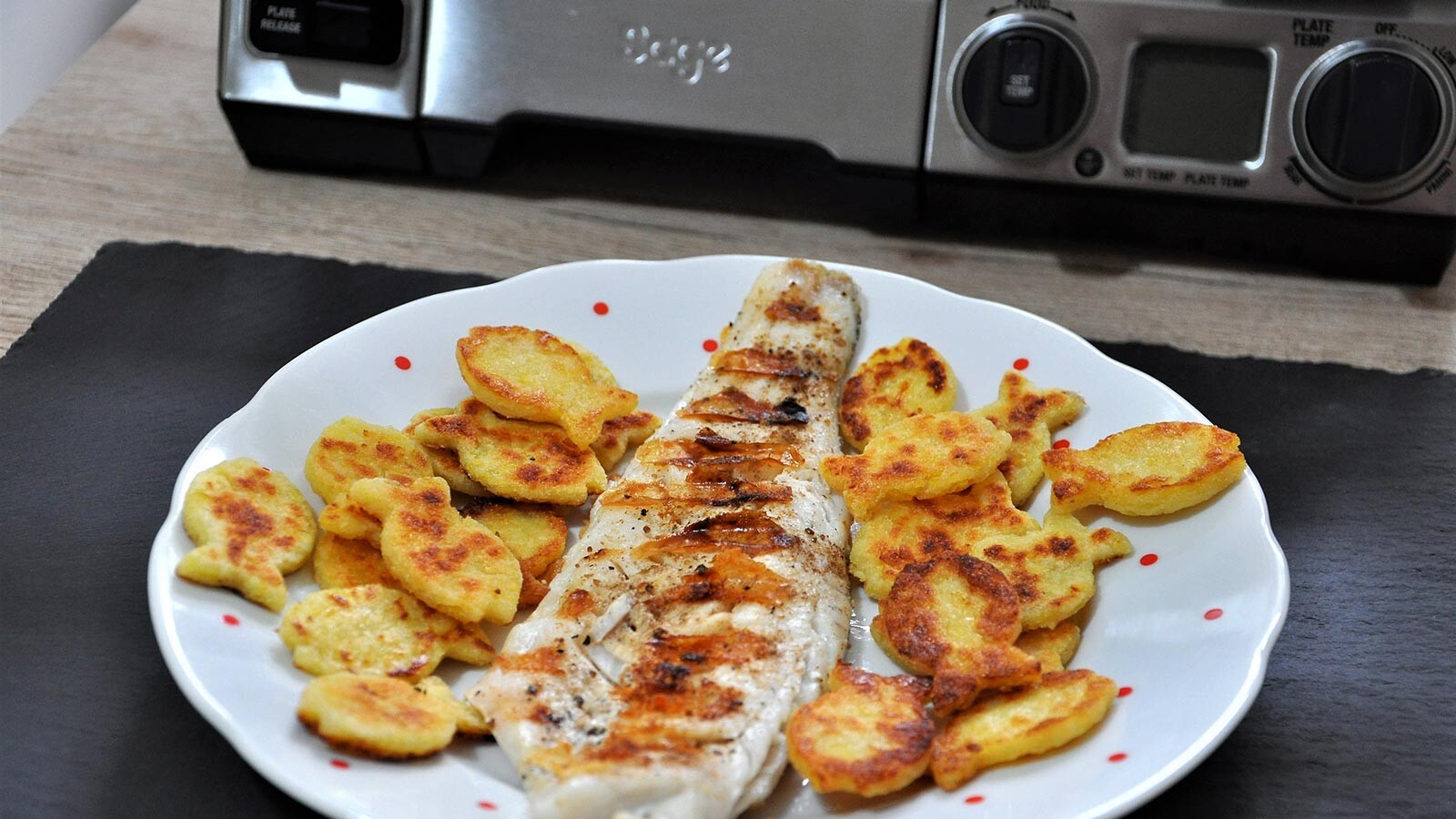 Candát na grilu s bramborovými rybičkami