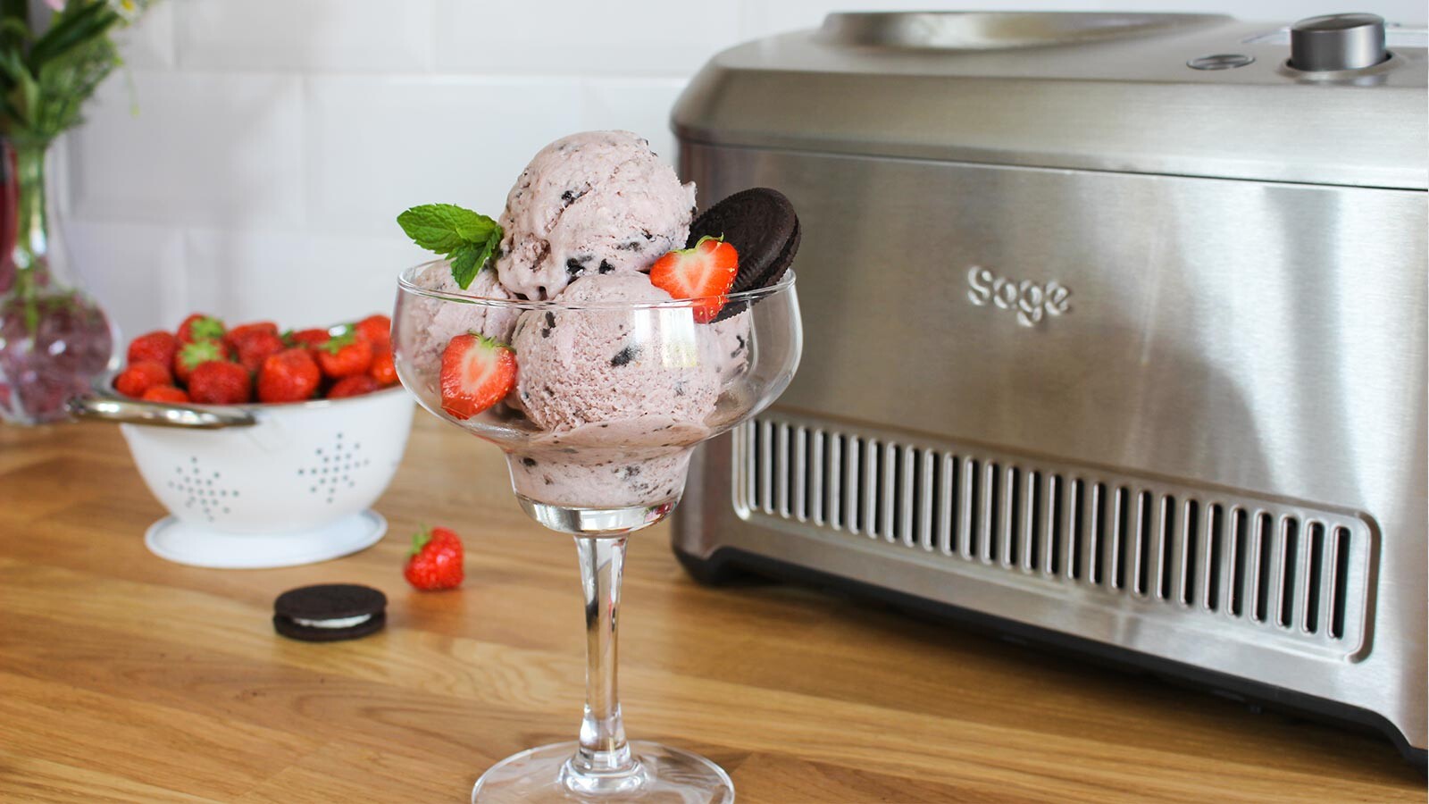 Jahodová zmrzlina s Oreo sušenkami