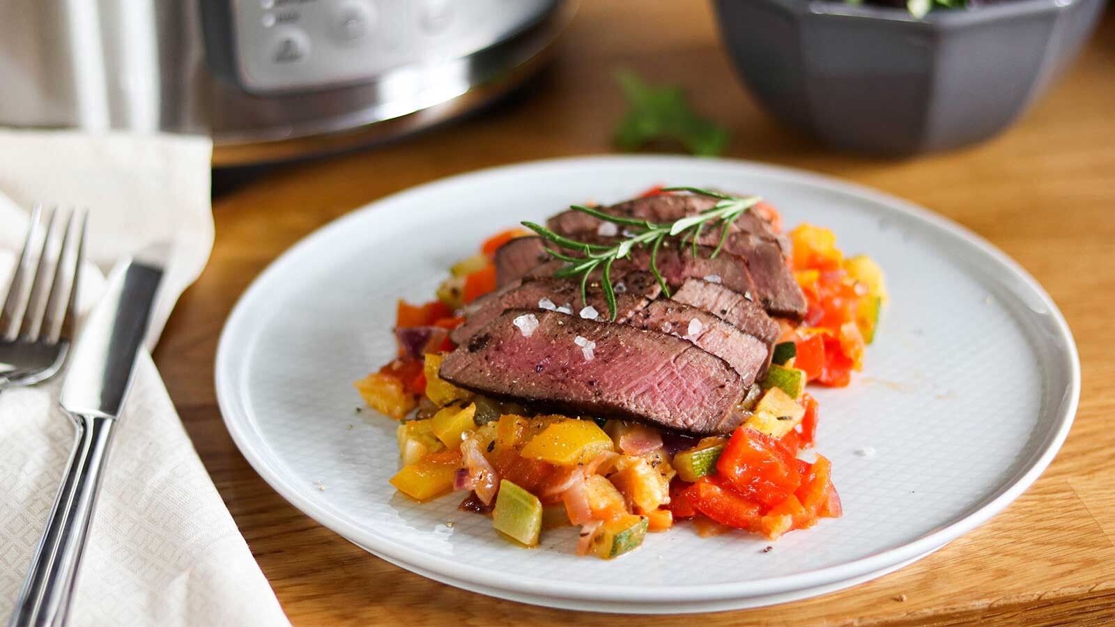 Hovězí steak sous-vide s ratatouille zeleninou