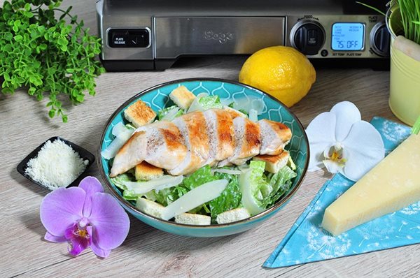 Caesar salát s kuřecím masem z grilu Caesar salát s kuřecím masem z grilu